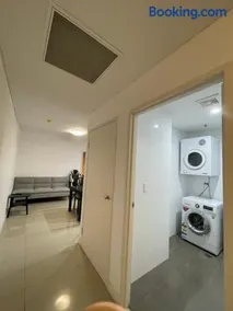 Free parking near Sydney Airport with balcony - Image 2