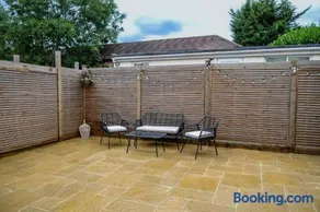 Luxury 5 Star apartments, Parking, Garden, near Metro Stations 10-15mins to London - Image 5