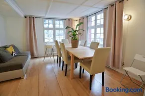 Cozy City Center, 4 Bedroom, New Kitchen, 120sq, 5min walk to Main Station - Image 3