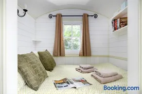 Romantic Shepherds Hut, Kenilworth - Image 2