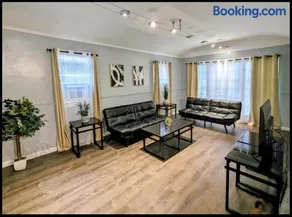 Spacious 3 bedroom home by Melrose and 10 minutes to Hollywood Walk of Fame - Image 2