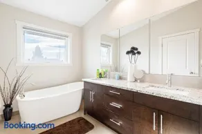 Renfrew Brandy - 3 King Beds 3 Baths Garage - Image 2