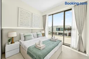 Golden Stays - Elegant 4BR Escape I Desert Light & Serene Views - Image 2