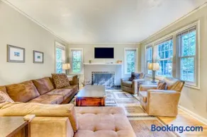 Cheerful home with patio & yard - walk to parks trails & Hayward Field - Image 1