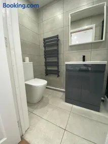 Modern en-suite rooms Luton air port - Image 4