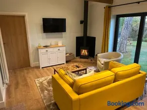 Country Cottage with moat - Image 3