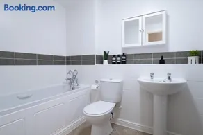Luxury 2-bedroom 2-bathroom city centre apartment - Image 3