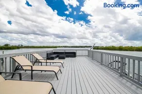 Waterfront 3BR Villa w Gym, Pool & Dock Access - Image 2
