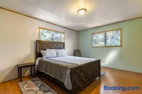 Cozy 2BR Retreat Near Lake Grego with Mountain Views - Image 1