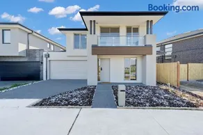 Modern 4-Bedroom Retreat, Steps from Park & Mall, New & Stylish! - Image 4