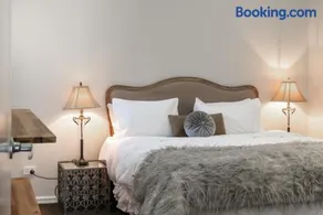 4 Bedroom Luxury Home in South Perth - Image 3