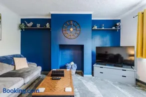 Spacious 3 bedroom close to Leeds city centre with parking - Short Stay Leeds - Image 3