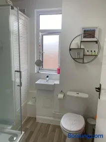 Modern Central Apartment with Free Parking - Image 5