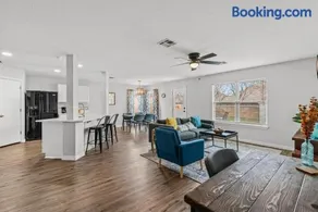Modern, family friendly home w garage, huge yard! - Image 5