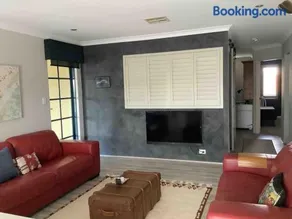 Fabulous 2 Bedroom Apartment Great ocean Views - Image 5