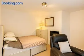 Modern Tiny Home - Ideal for Work Stays & Parking - Image 1