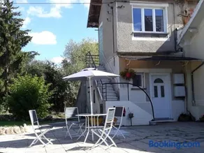 Gîte avec barbecue et jardin | Vue ville - Image 3