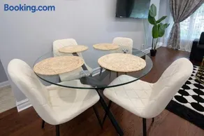 Renovated 3-Bedroom North York Bungalow with Free Parking, Full Kitchen, WiFi & Backyard Volleyball Set - Near Rogers Stadium & TTC Access - Great for Groups & Work Stays! - Image 5