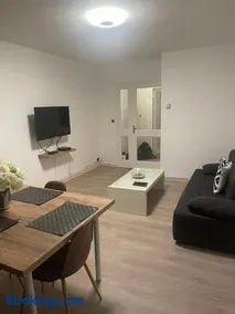Superbe appartement spacieux avec parking et jardin privé - Image 1