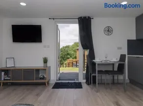 The Cabin - Private Car Park with CCTV - Fast WiFi - Peaceful Retreat with Views for Business or Couples - Image 2