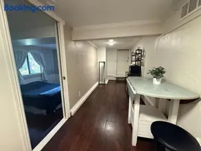 Quirky, peaceful, private studio with deck, 2 mins from downtown - Image 4