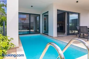 Brand new apartment with private pool - Image 2