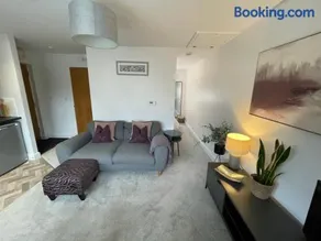 Compact Modern Apartment Single Person or Couple Only - Image 3