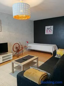 Peaceful and spacious apartment with free parking - Image 2