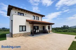 Casa Llanes con Jardín y Vistas – Mar y Cuera - Image 1