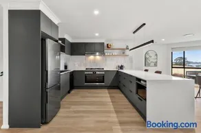 The Basin Cove - Sleeps 8 - Water Views - Image 4
