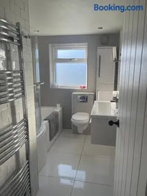 Modern Luxe Maisonette Near Station With Free Parking - Image 3
