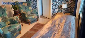 A gorgeous cottage on a peninsula - Image 1