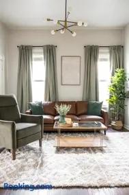Mid-Century Modern Retreat in Little Italy - Image 4