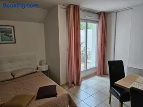 Studio cosy avec terrasse et parking dans résidence au calme avec piscine, à 3 min des thermes et centre ville - Image 3