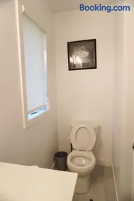 Entire 3 bedroom townhouse - Image 4