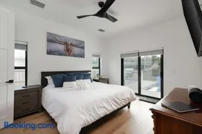 Spacious home private pool patio & bbq - Image 3