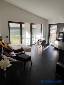 Stadt und See Nahes wohnen mit großer Terasse und Carport Parkplatz - Image 3