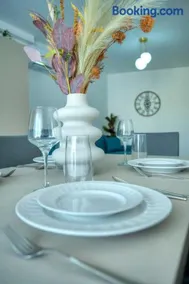 Spacious, bright & modern 3 bedrooms, balcony APIC1-1 - Image 2