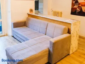 Spacious & Lovely - 4 Queen Bed - Image 2