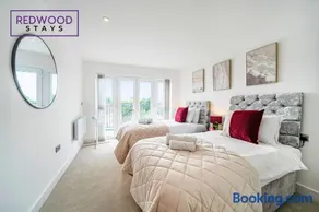 Brand New Premium Serviced Apartments, Free Parking, High-Speed WiFi By Redwood Stays - Image 1
