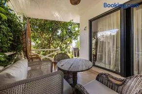 Holiday Villa Patio & Free Parking by PikHost - Image 2