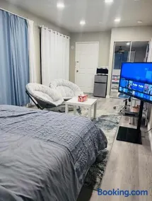 Cozy Room with Private bathroom & Entrance - Image 5