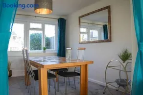3 Bedroom home in Milton Keynes with Free Parking, WiFi and SKY TV - Image 2