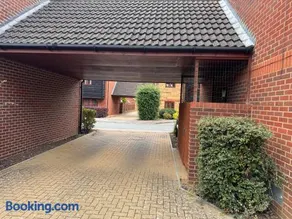 Cozy 2bed flat with free parking near Willen Lake in Milton Keynes - Image 4