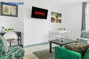 Stanion Luxurious 3 Bedroom Modern House Northamptonshire, Double, Twins, Single, Free Parking, Free Wi-Fi, Pets, Up to 8 Sleeps, 4 Smart TVs - Image 2