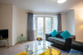 No12, Modern 2 Bedroom Apartment - Image 1