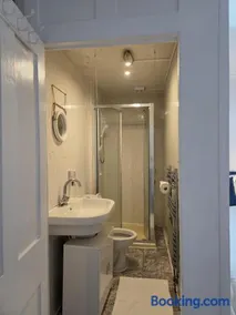 Spacious 3BR House 6 Beds Aldershot - Image 1