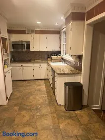 Elegant 6 Bedroom Home in Heart of Memphis - Image 1