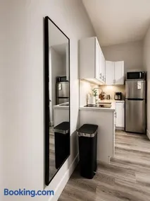 private guest suit with free parking - Image 3