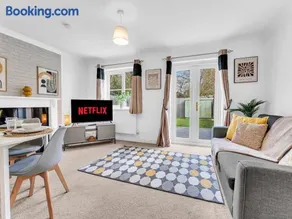 Sleeps 4 3 Bathrooms Wrexham AFC Driveway - Image 3